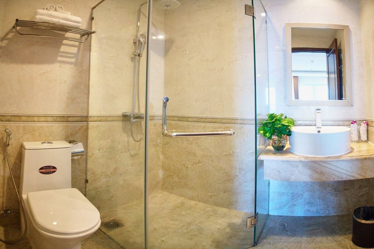 Bad | Dusj, regndusjhode, designertoalettartikler og hårføner