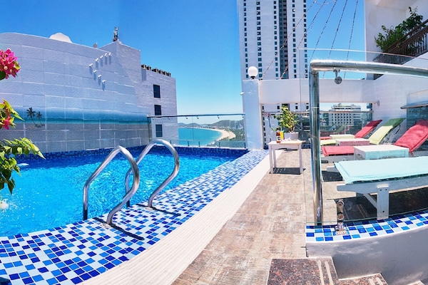 Piscina a l'aire lliure (horari: 06:00-22:00) i gandules