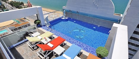 Piscine extérieure, accÚs possible de 6 h à 22 h, chaises longues