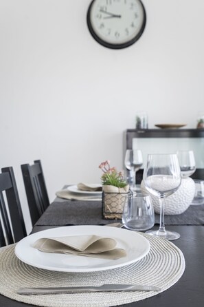 City Apartment, 1 Queen Bed, Marina View | Dining room - HiGuests - Botánica Tower (Dubai)