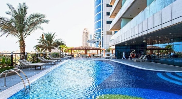Outdoor pool - HiGuests Vacation Homes - Ocean Heights (Dubai)
