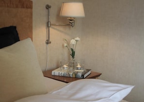Phòng đôi | Nệm có lớp đệm bông, minibar, bàn, khu vực làm việc phù hợp cho laptop 