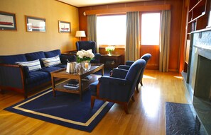 Svit | Bäddmadrasser, minibar, skrivbord och arbetsyta för laptop