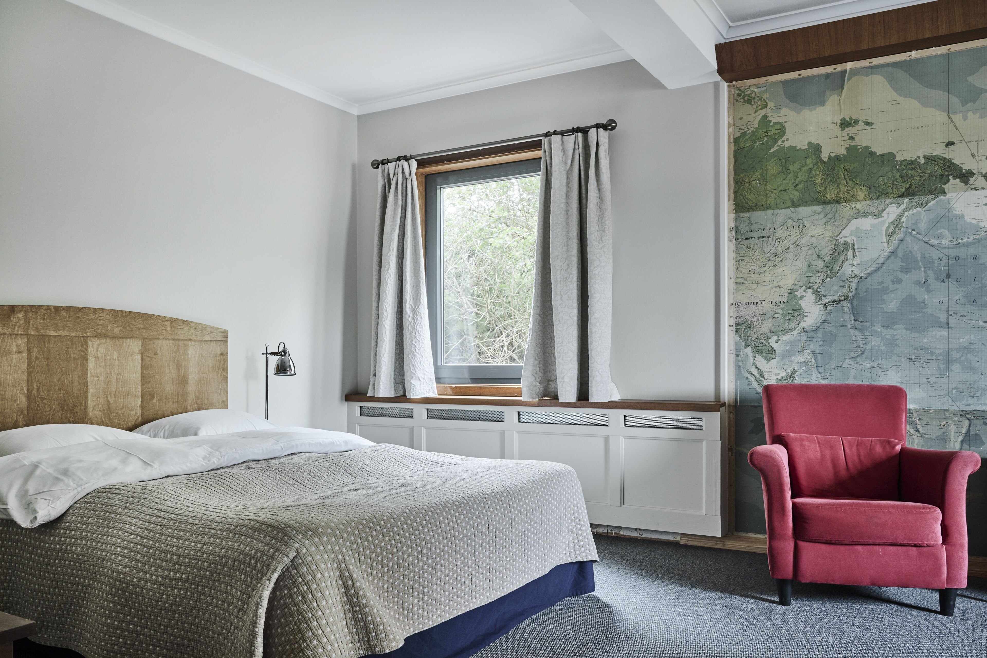 family room | 1 bedroom, pillow-top beds, minibar, desk