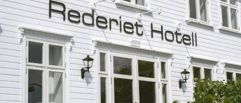 A white building with the name "Rederiet Hotel" displayed prominently.