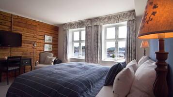 Senger med overmadrass, minibar, skrivebord og skrivebord for bærbar PC