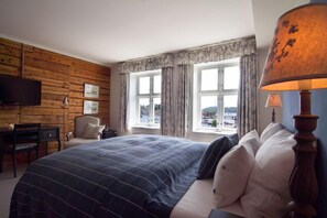 Bäddmadrasser, minibar, skrivbord och arbetsyta för laptop