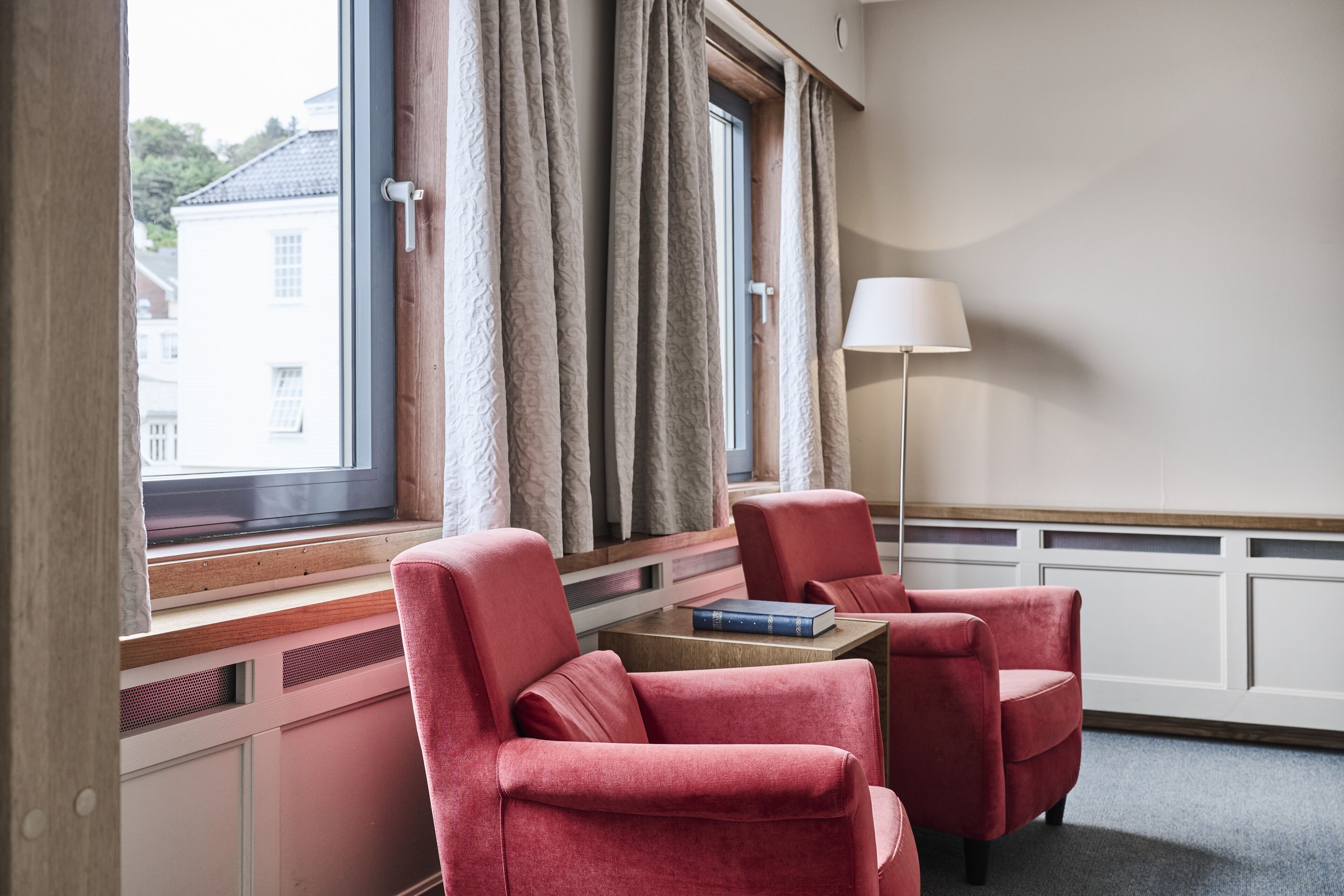 family room | 1 bedroom, pillow-top beds, minibar, desk