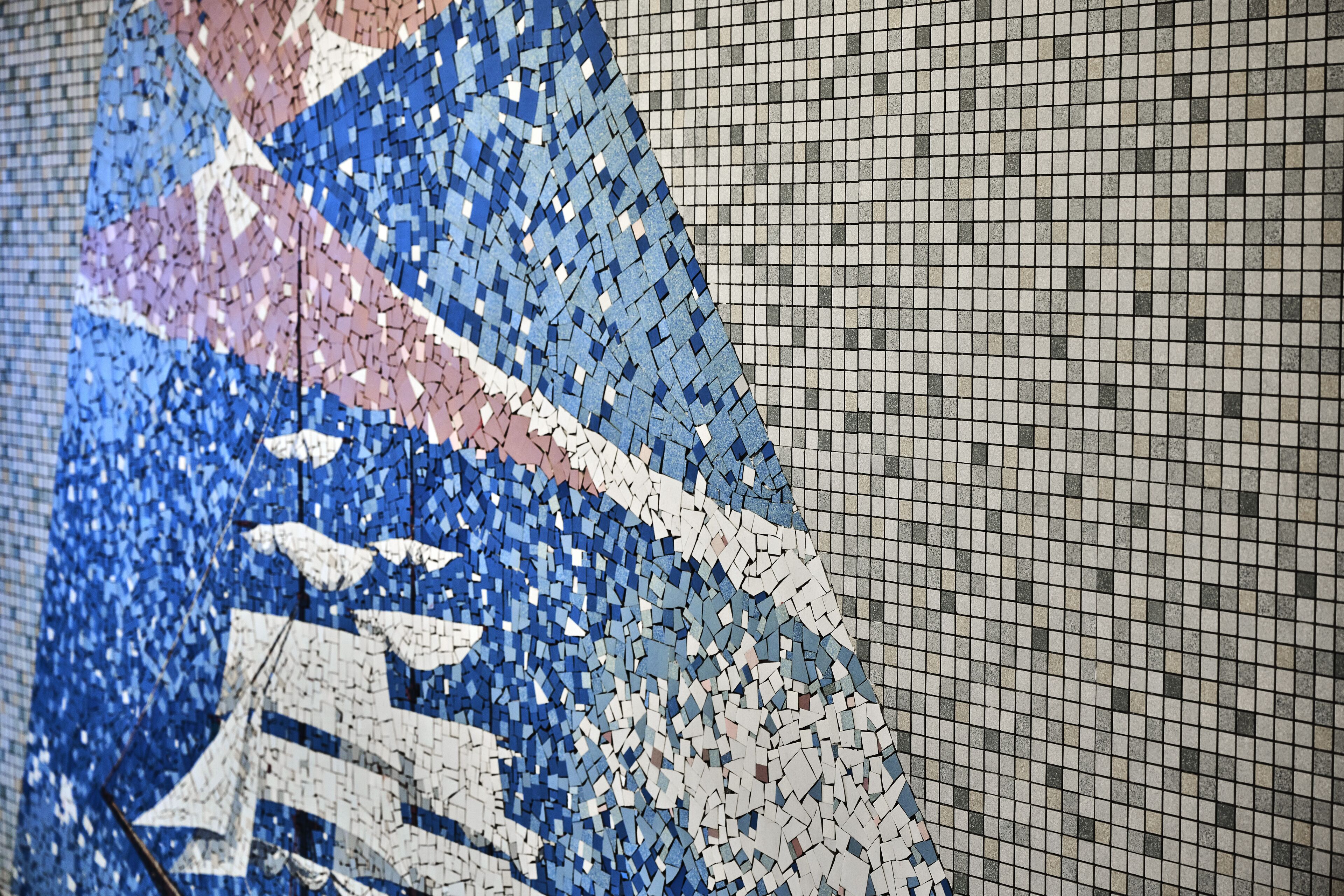 Un mosaico con un diseño geométrico, posiblemente parte de una obra de arte o detalle arquitectónico.
