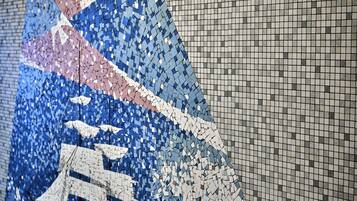 Un mosaico con un diseño geométrico, posiblemente parte de una obra de arte o detalle arquitectónico.