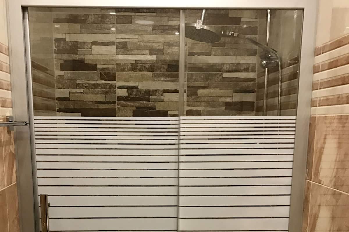 Shower, perlengkapan mandi gratis, sandal, dan handuk