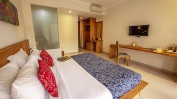 Deluxe Double or Twin Room | Minibar, in-room safe, desk, blackout drapes