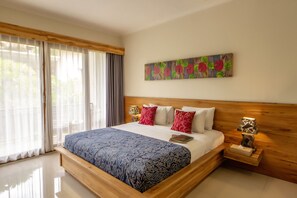 Minibar, caja de seguridad en la habitación y escritorio 