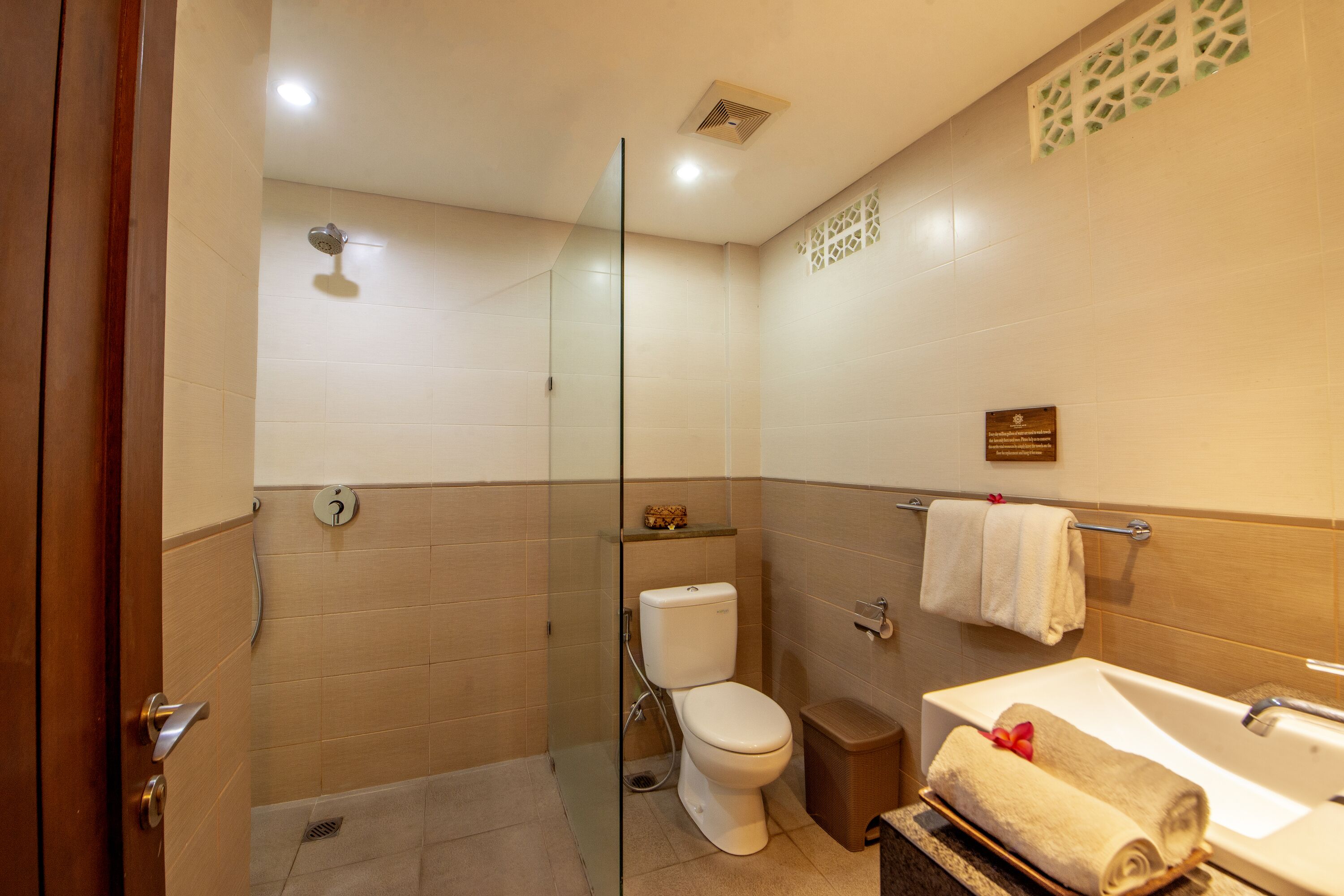 deluxe double or twin room | bathroom | shower, free toiletries, hair dryer, slippers