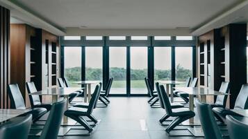 供應早餐、午餐和晚餐,當地料理