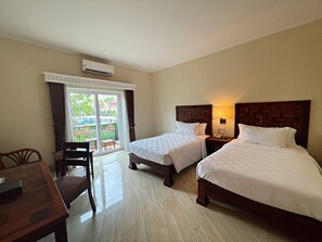 Superior Double or Twin - Pool View | Coffres-forts dans les chambres, bureau, chambres insonorisées