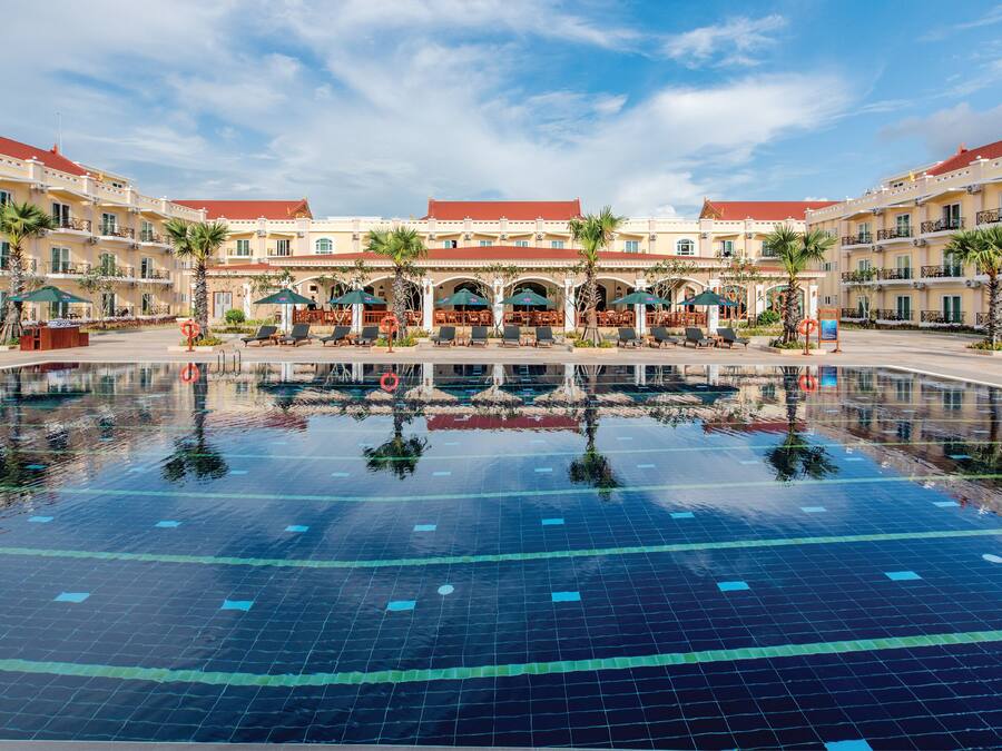 Een buitenzwembad, parasols voor strand/zwembad