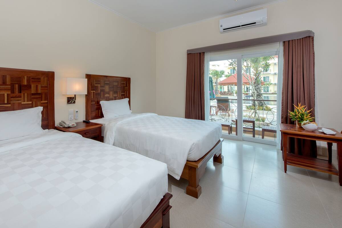 Superior Double or Twin - Pool View | ตู้นิรภัยในห้องพัก, โต๊ะทำงาน, ห้องเก็บเสียง, เตารีด/โต๊ะรีดผ้า