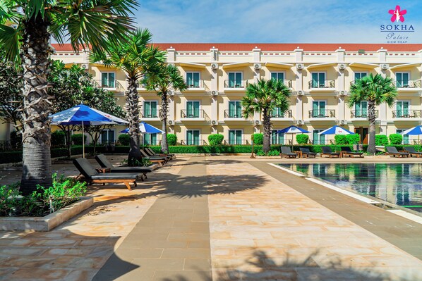 Utomhuspool, öppet 08.00 till 20.00, parasoller och solstolar