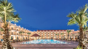 Piscine extérieure, parasols de plage, chaises longues