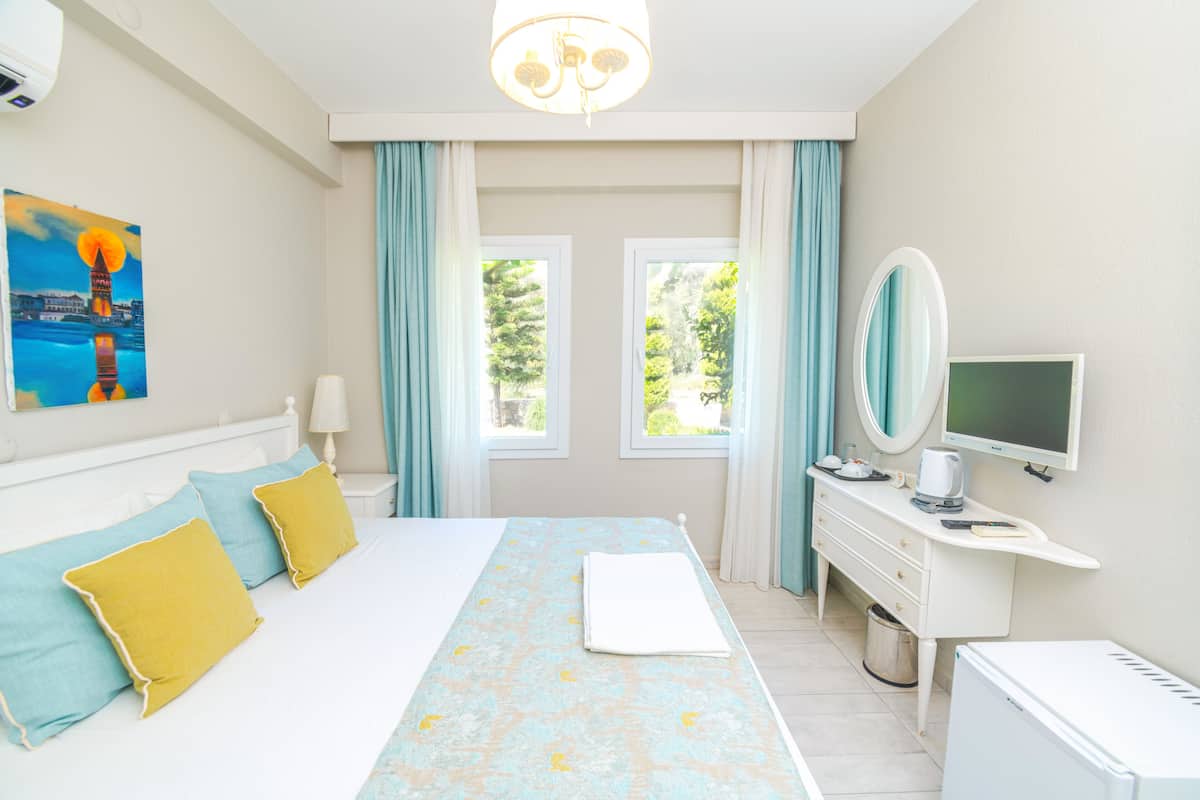 Standard Double Room | 1 bedroom, premium bedding, in-room safe, desk
