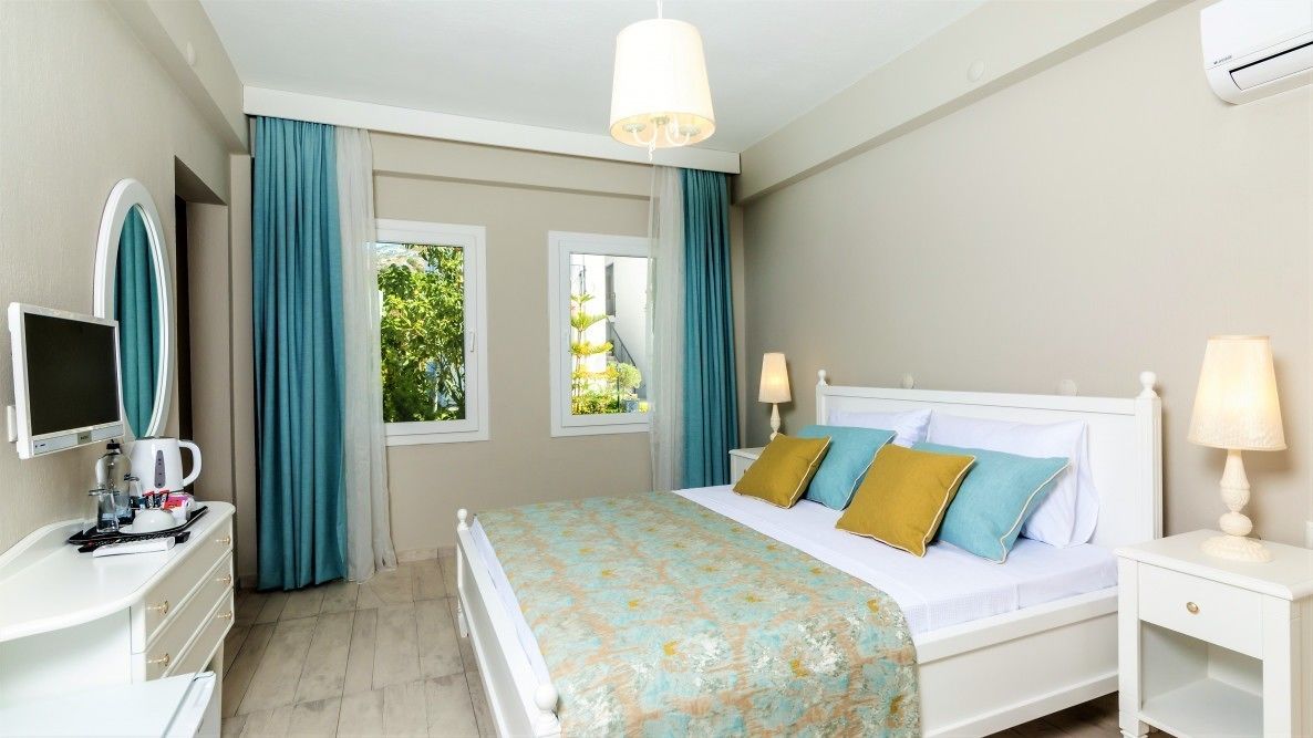 Habitación estándar doble | Ropa de cama de alta calidad, caja fuerte, escritorio