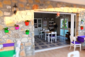 S'hi serveixen esmorzars, dinars, sopars i plats de cuina local