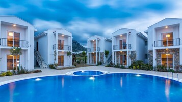 Seasonal outdoor pool, free cabanas, pool umbrellas