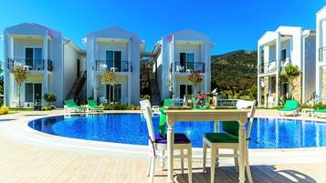 Una piscina al aire libre de temporada, camas de piscina gratis