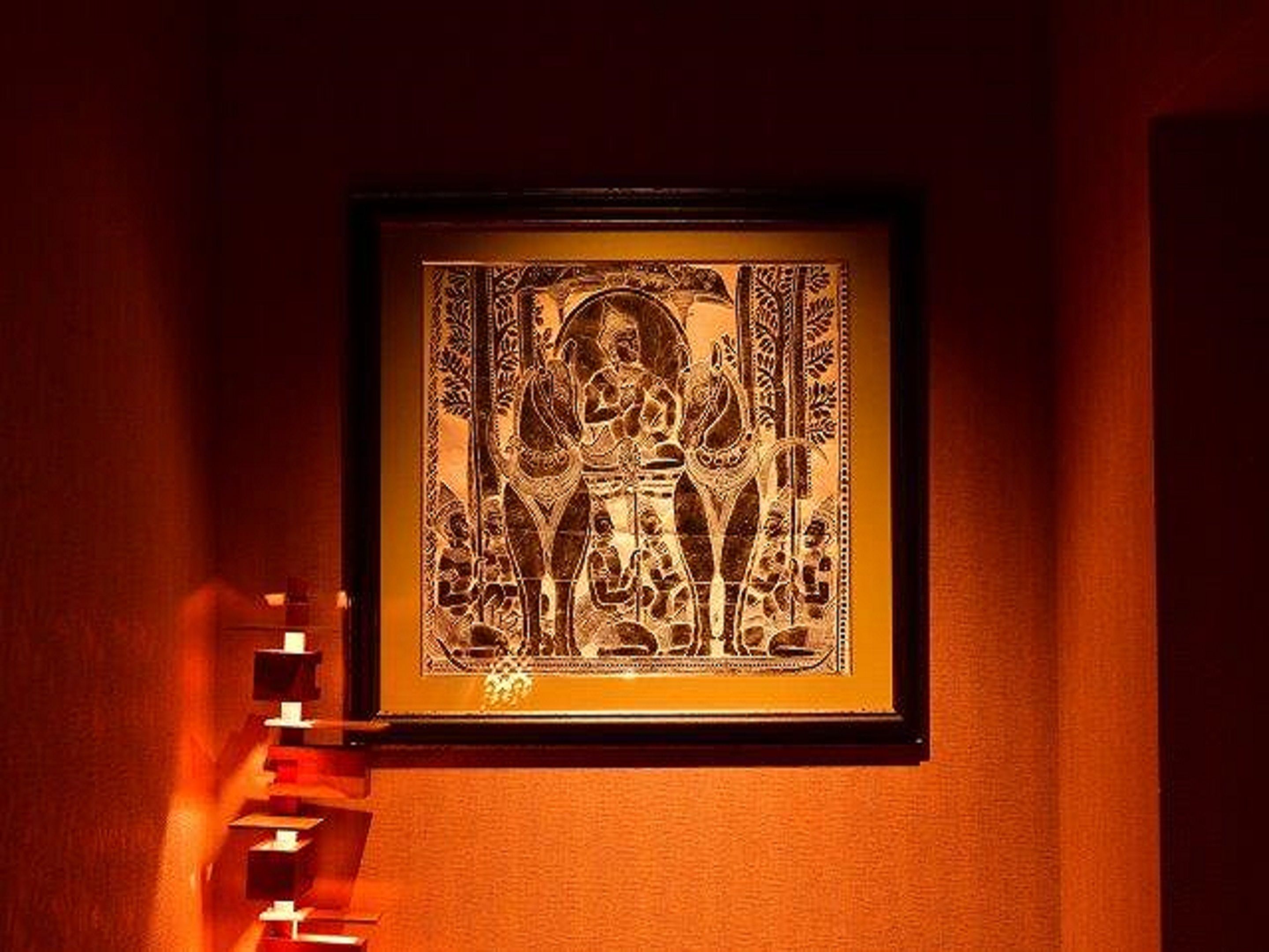 Une œuvre d’art encadrée accrochée au mur.