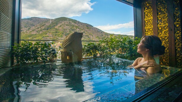 A woman in a hot tub with a mountain view. - Hakone Airu (Hakone)