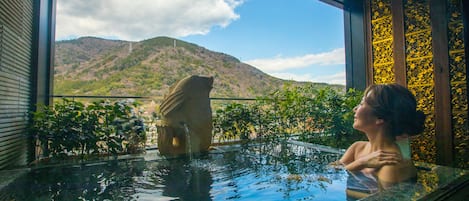 Badewanne und Dusche (separat), Quellwasserbad