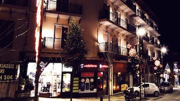 Fachada de la propiedad por la tarde o noche