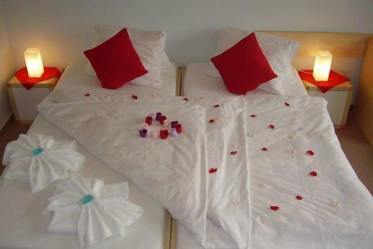 Phòng đôi | Bàn, nôi (giường cho trẻ sơ sinh) miễn phí, bộ trải giường