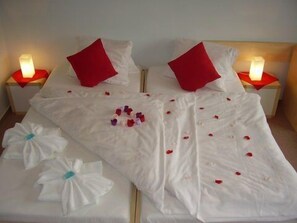 Desk, free cots/infant beds, bed sheets