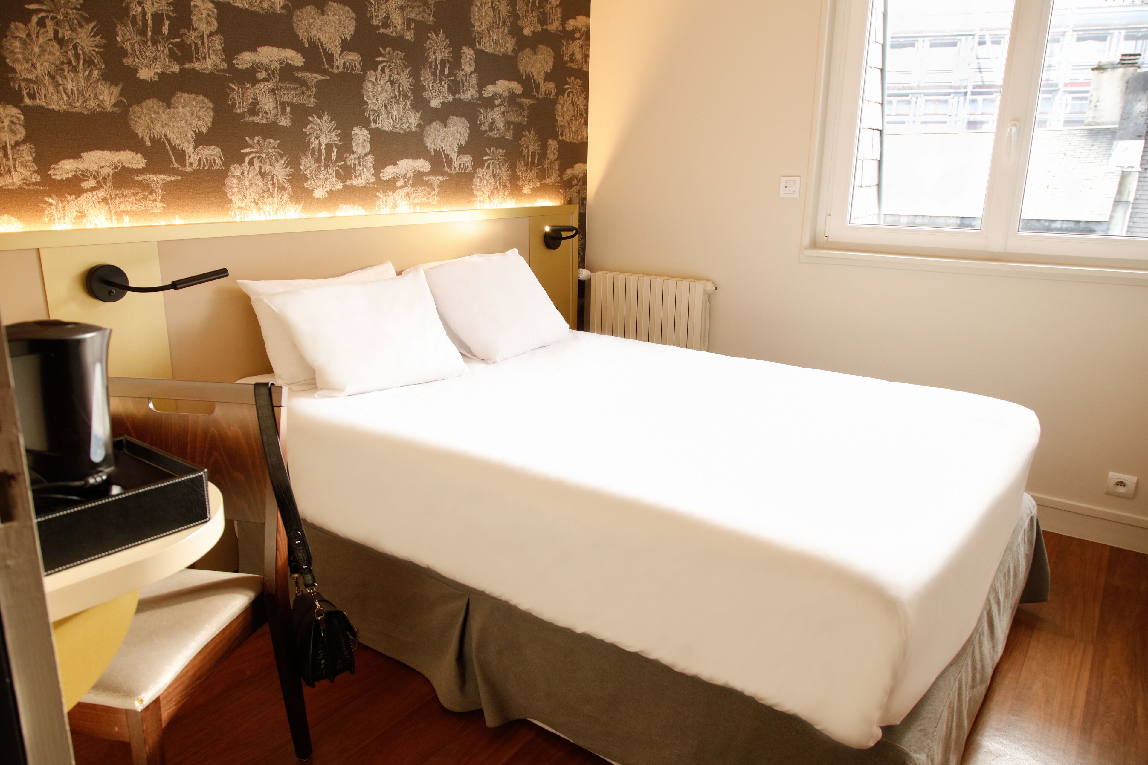 standard double room | 1 bedroom, premium bedding, desk, iron/ironing board