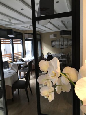 Lunch and dinner served - Hôtel de France Vire (Vire-Normandie)