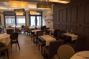 Déjeuner et dîner servis sur place