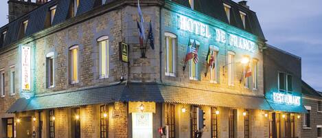 Façana frontal de l'allotjament (vespre/nit)