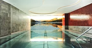 室内游泳池，池畔遮阳伞，日光浴躺椅