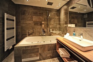 Articles de toilette gratuits, sèche-cheveux, peignoirs, chaussons
