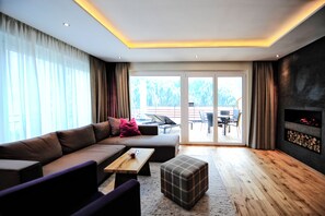 En 82-centimeters Flatskjerm-TV med kabel-kanaler samt TV