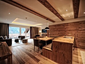 客房内保险箱、办公桌、隔音、免费 WiFi