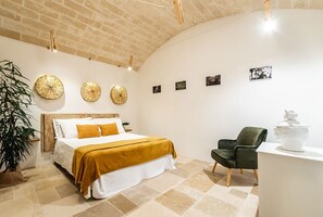 Habitación | Espacio para trabajar con laptop y tabla de planchar con plancha