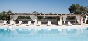 Una piscina al aire libre de temporada