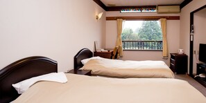 雙床房 | 羽絨被、書桌