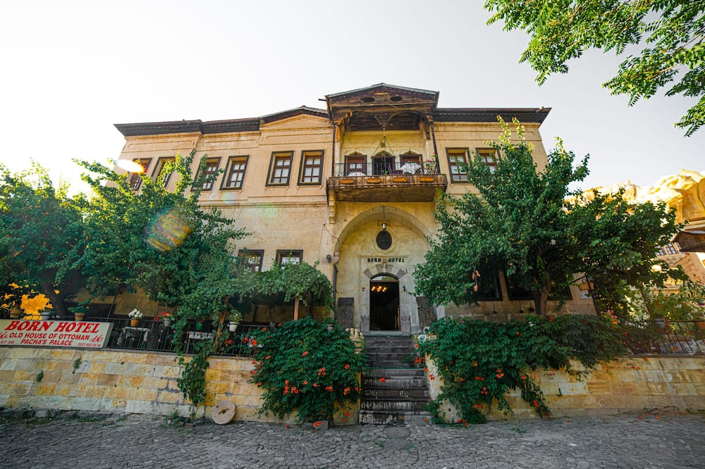 Born Hotel