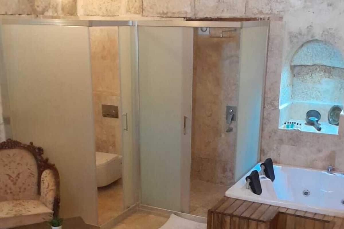 Ducha, artículos de tocador gratuitos, secador de pelo, pantuflas