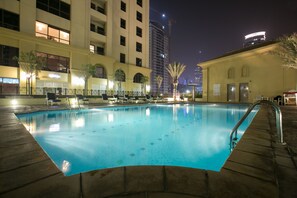Outdoor pool - HiGuests - Shams 1 (Dubai)