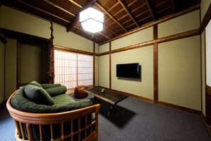 Chambre Supérieure, 1 chambre, non-fumeurs, salle de bains commune (Japanese-Style) | Coin séjour | Télévision à écran plat